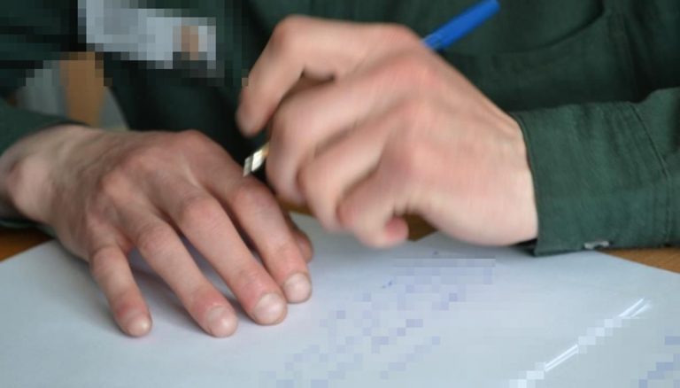 Дочка, живущая в детском доме, нашла папу в колонии строго режима, и он ответил на ее письмо