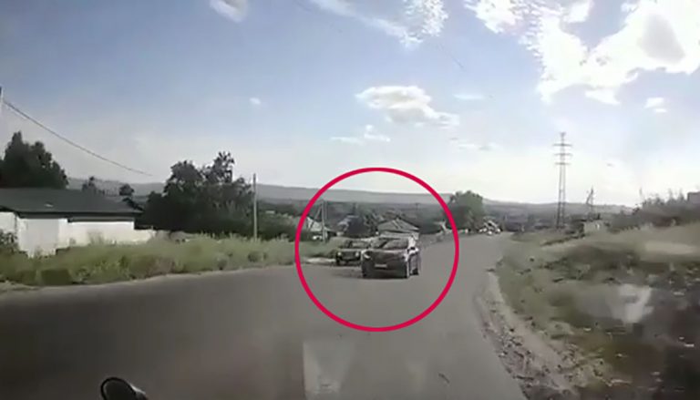 Полиция наказала водителя служебного автомобиля за нарушение ПДД, но назвать его работодателя не захотела