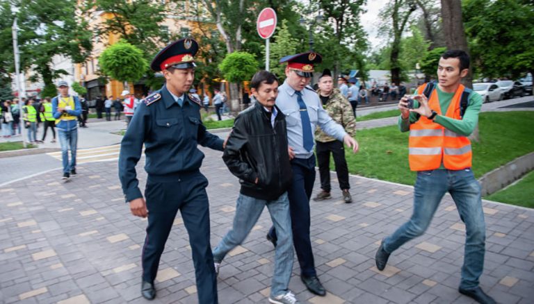 Государство обязалось помогать представителям СМИ на мирных митингах и собраниях, разработав Правила для журналистов