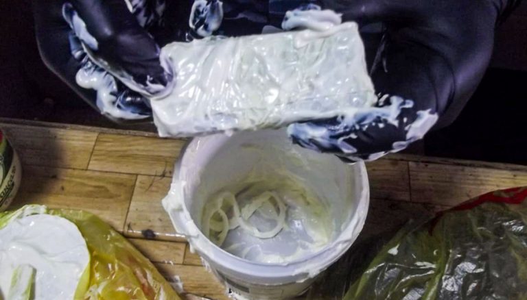Мобильный телефон в упаковке с майонезом пытались передать в колонию