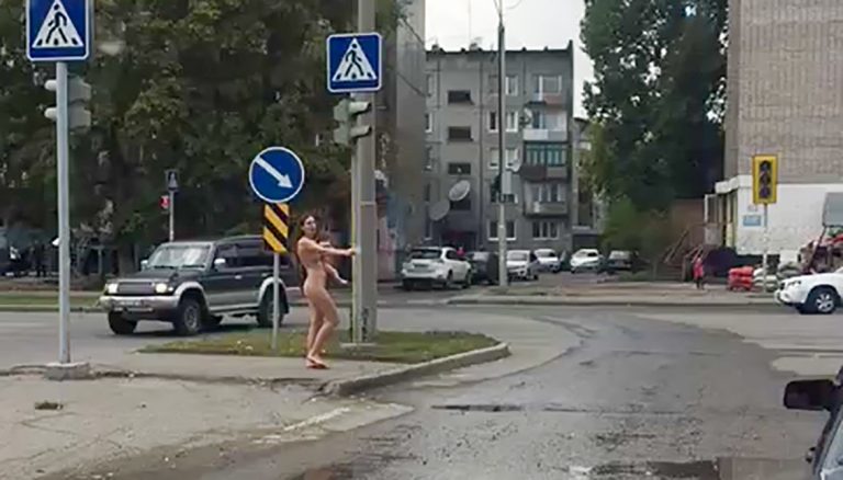 В Усть-Каменогорске обнаженная женщина с раздетым ребенком мешала транспорту на проезжей части
