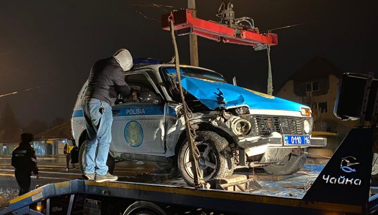 Водитель не пропустил патрульный автомобиль полиции и стал причиной ДТП, в котором пострадал полицейский