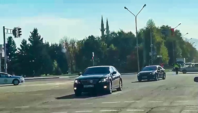 Увидели кортеж акима ВКО в сопровождении полицейского автомобиля, перекрытые ради него дороги? Звоните в полицию