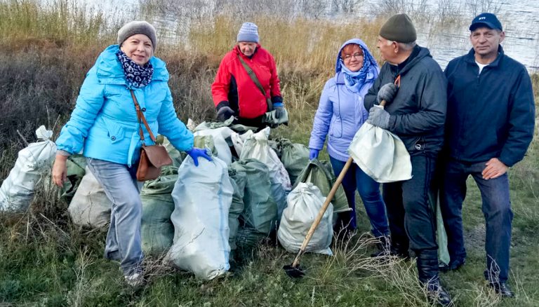 Энтузиасты очистили от мусора берега озера Окуньки