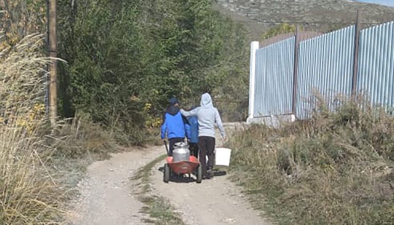 Жители станции Бухтарма: водопровод перемерзает. Чиновники знают, в курсе, годами советуют ждать реконструкции