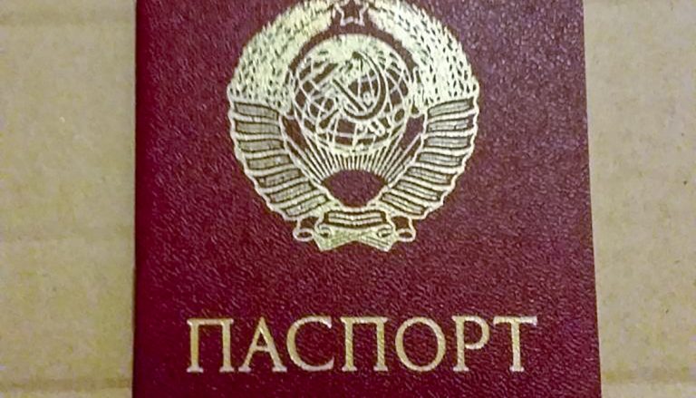 В Казахстане тысячи людей живут с “красными” паспортами — МВД