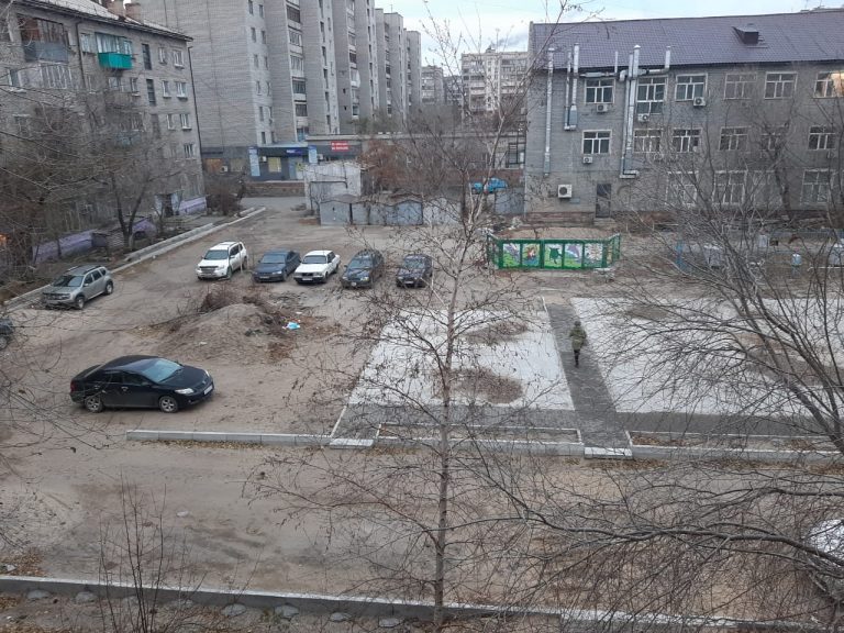 В Семее жители недовольны реконструкцией двора, приуроченной к 175-летию Абая