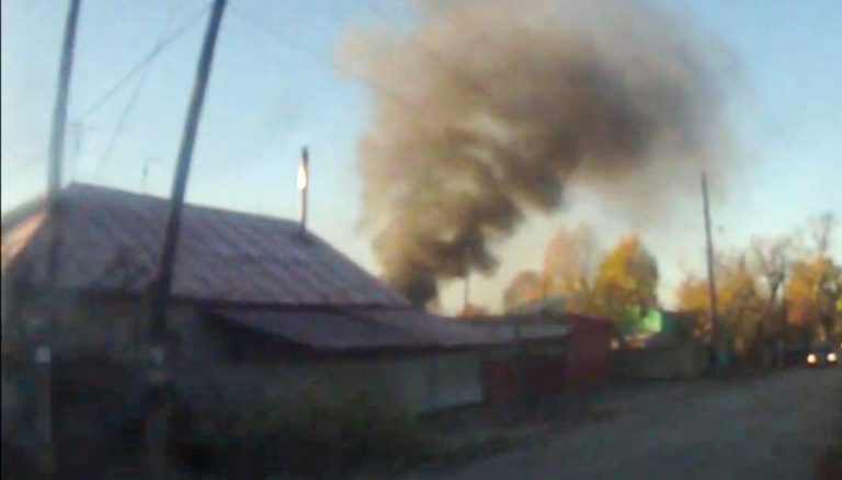 Полицейские и спасатели смогли найти и спасти двух сестер из пожара в Усть-Каменогорске