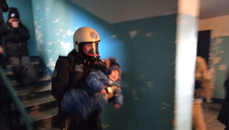 В результате сильного задымления спасатели Усть-Каменогорска эвакуировали 62 жителя