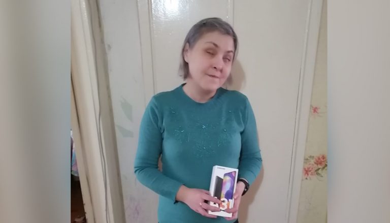 Дочь исполнила мечту незрячей мамы — записывать стихи на смартфоне