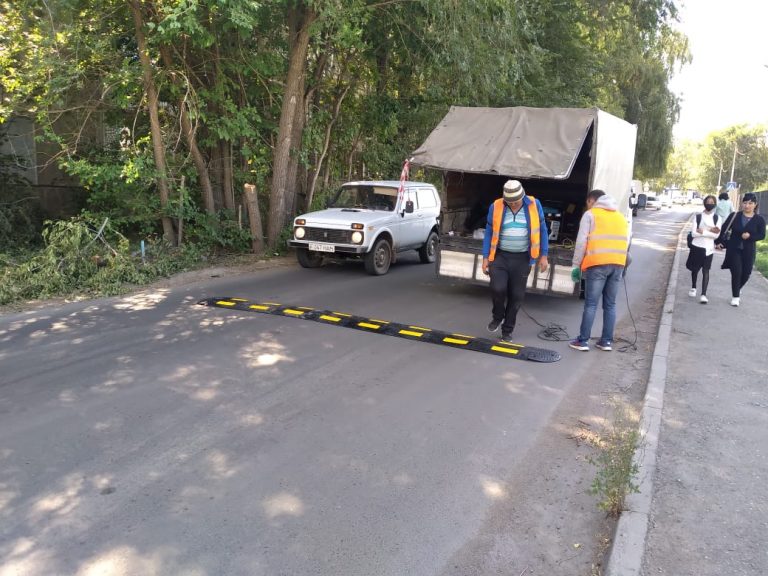 В Усть-Каменогорске  ведутся работы по установке и замене искусственных дорожных неровностей в районе школ и дошкольных учреждений