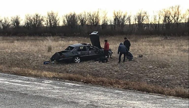 В перевернувшемся на трассе автомобиле один пассажир погиб, трое других с водителем в медучреждении