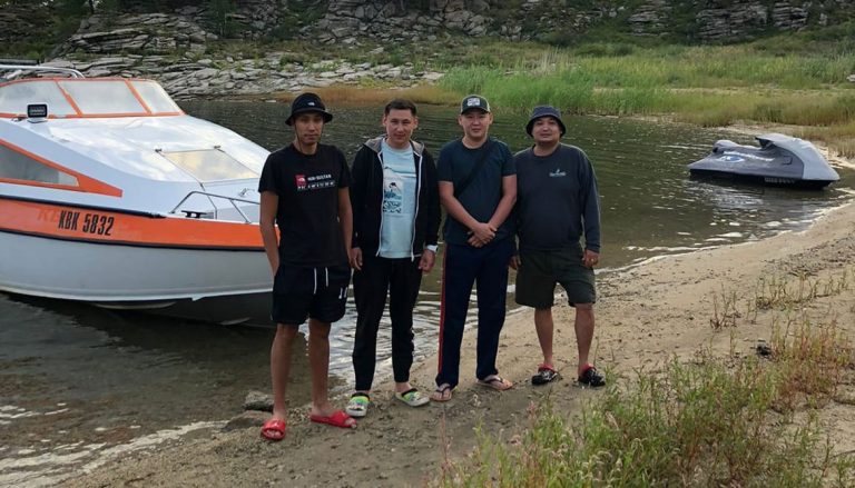 Четверо парней спасли на Бухтарминском водохранилище пассажиров и команду тонущего в шторм маршрутного катера