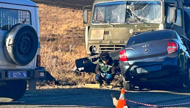 Водитель легкового автомобиля на трассе в ВКО выехал на встречку и погиб под бензовозом