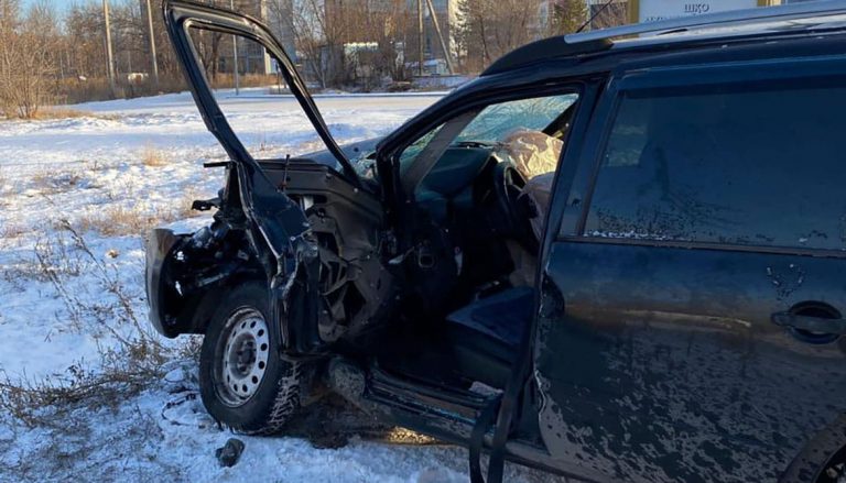 В Усть-Каменогорске погиб водитель легкового автомобиля в столкновении с автокраном