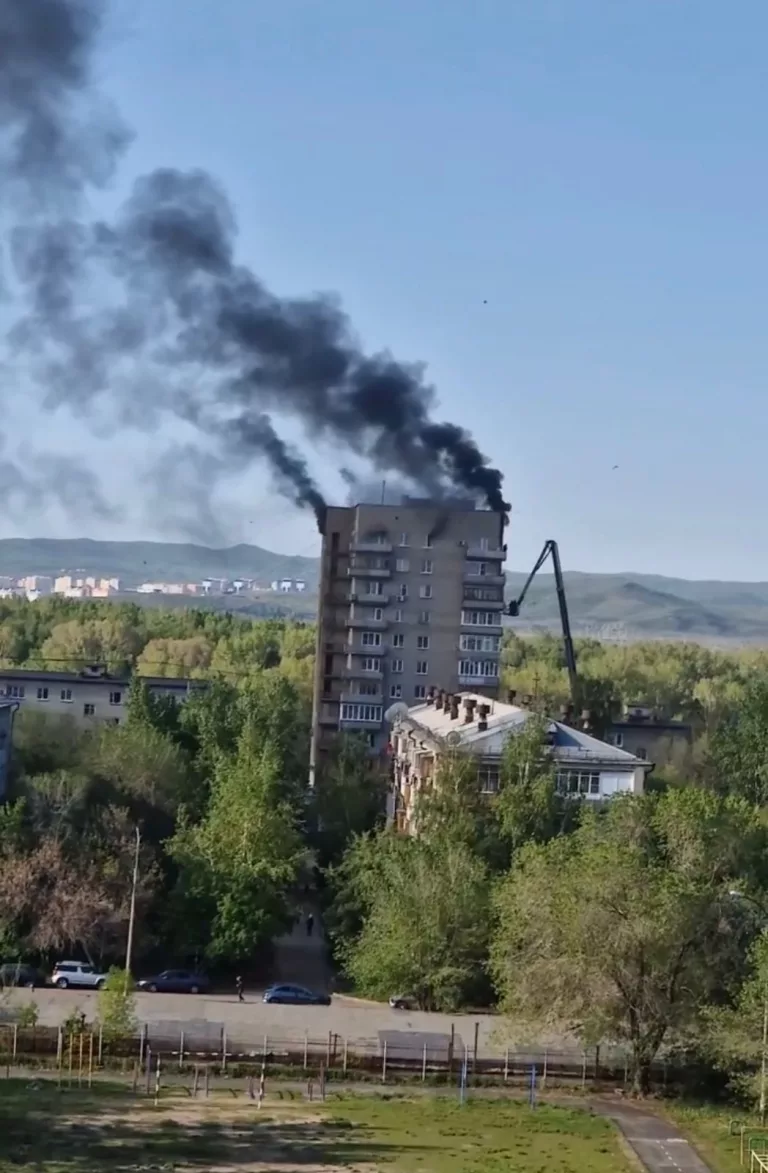 При пожаре в квартире, на 12-ом этаже сотрудники ДЧС ВКО спасли 9 человек, 4 из них детей