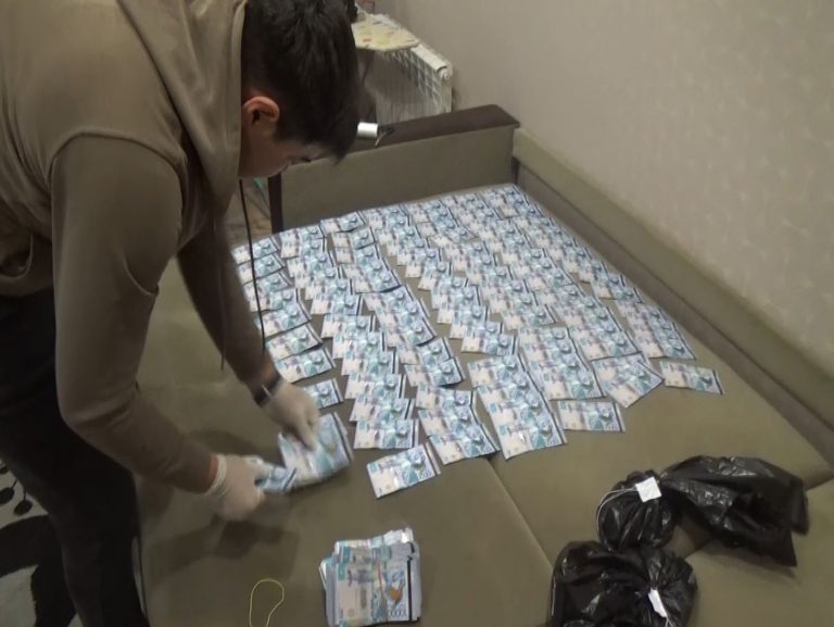 Антикор опубликовал видео с задержания бывшего замруководителя департамента экологии ВКО Рауана Турарова