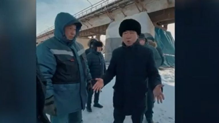Судить ли экс-акима города из-за рухнувшего моста, если он просто постоял рядом  и сделал пару селфи