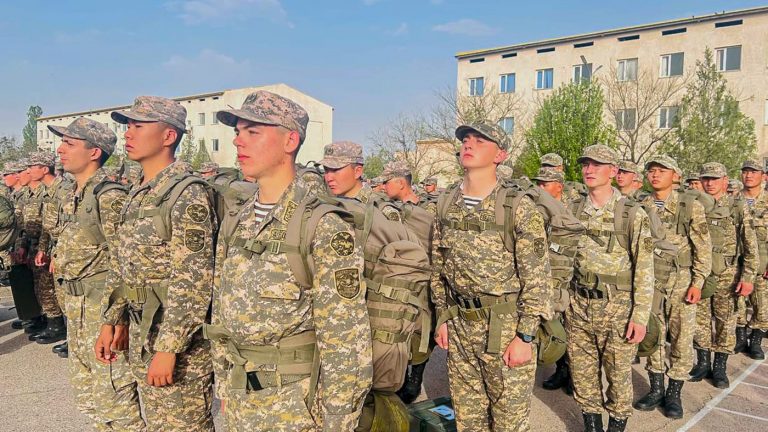 Уклониться от службы в армии в Казахстане станет проблематичнее – повестки будут вручать по SMS