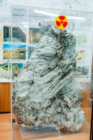 Гранитный осколок, превращенный взрывом в пористый камень